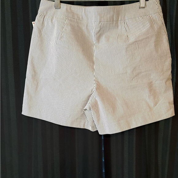 Shorts - Picture 4 of 5